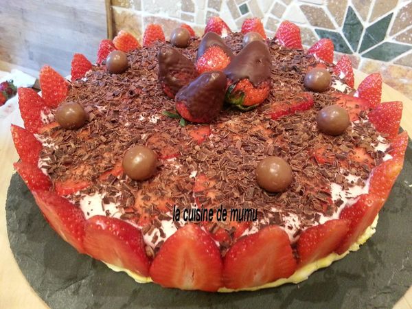 le gâteau de mumu meringué au citron, à la fraise et chocolat