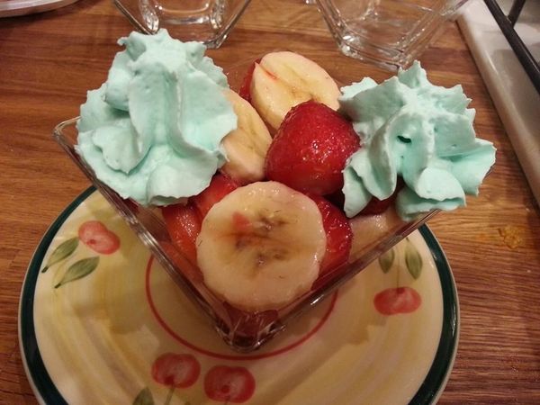 coupelles de fraises, bananes avec une chantilly à la pistache