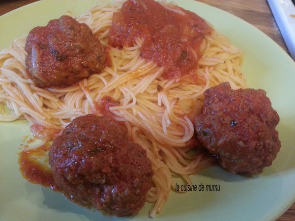 les boulettes de viande hachée au parmesan..., avec sa sauce thym, basilic ..