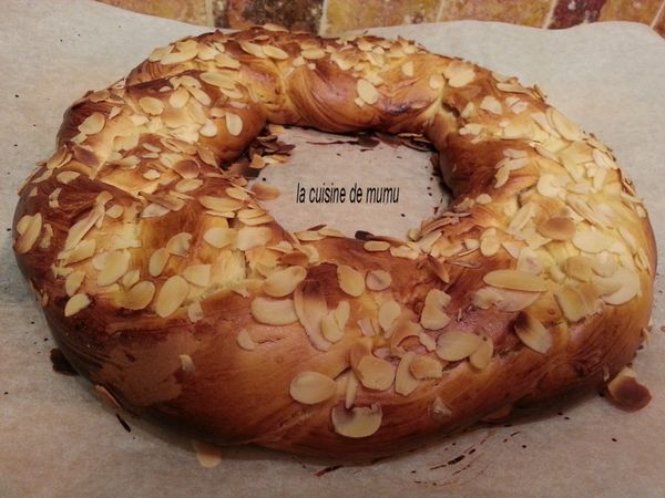la brioche au beurre tressée en couronne avec des amandes effilées