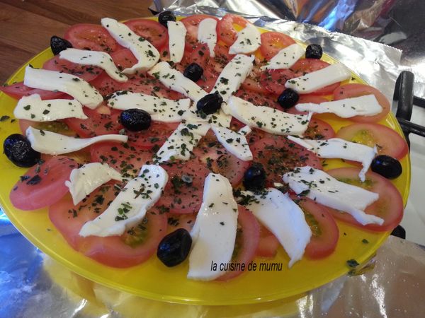 la salade tomates , mozzarella, basilic......