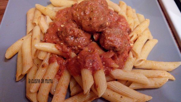 les boulettes de viande hachée farcies à la feta