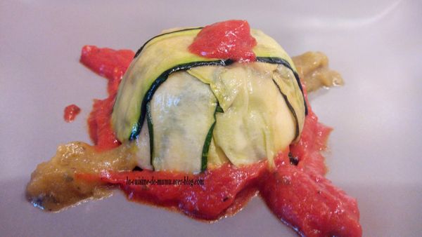 charlottes de courgettes au chèvre, nappées d'un coulis de poivrons