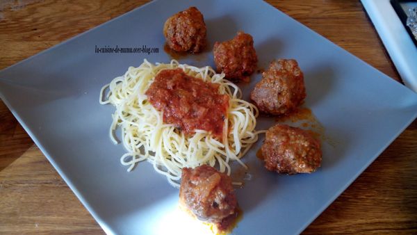 Les boulettes de viande hachée au cœur de mozzarella en sauce