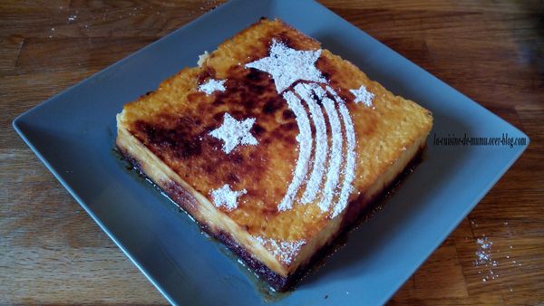 le gâteau à la ricotta sur pommes caramélisées et fond de pâte sablée au chocolat, amandes