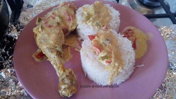 les cuisses de poulet au curry, crème de coco et poivrons