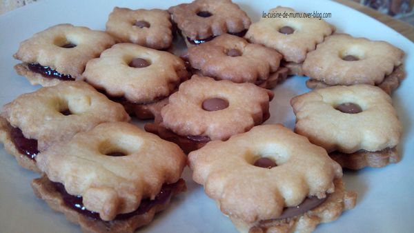 les petits sablés aux amandes chocolat ou confiture de fraise