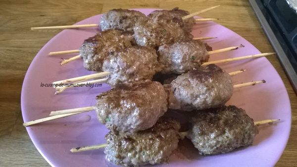 Les brochettes de kefta et la sauce blanche