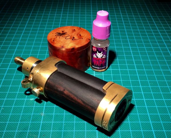 testé en 12 mg nicotine avec un mod mécanique et un atomiseur origen dripper 1,5 Ohms puis un mod à puissance variable à 12 Watts.