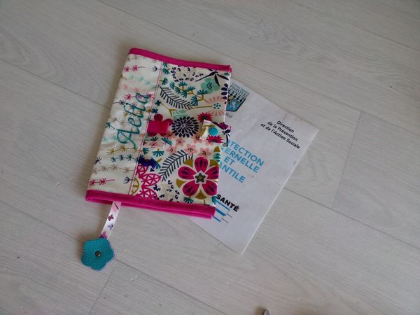 Un protège carnet de santé et une nouvelle paire de chaussons
