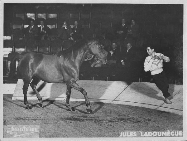 Jules Ladoumègue par 2 fois sur la piste de Medrano
