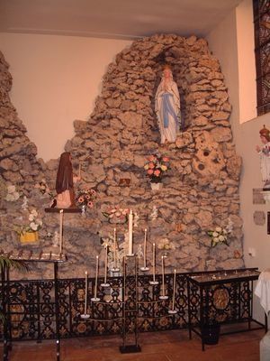 Grotte de Lourdes en fond à gauche dans l'église de Ranguevaux