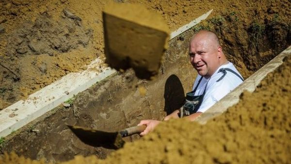 Six Feet Under ou une compétition nationale de fossoyeurs en Hongrie!