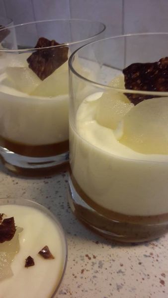 Mousse de poires sur lit de caramel au beurre salé