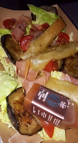 Salade nems de camembert, jambon cru, tranches d aubergine grillée, tomates!