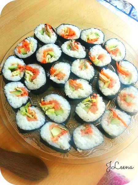 Makis (sushis) et Onigiri au saumon fumé