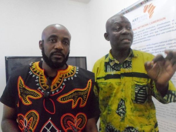 Théodore Kayesse et le promoteur de Arterial Network Cameroun en pleine démonstration