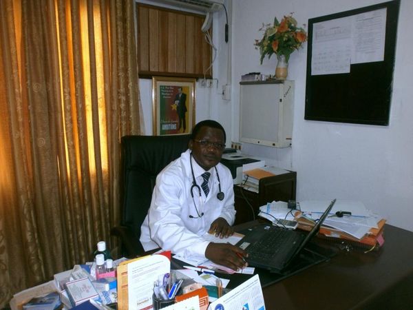 Dr charles Soffeu, Dirceteur de l'hôpital de Logbaba