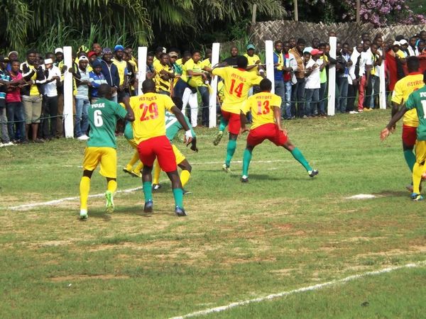 une phase de match Young sport -Astres de Douala