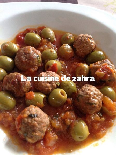 Tajine marocain de boulettes de viande et olives