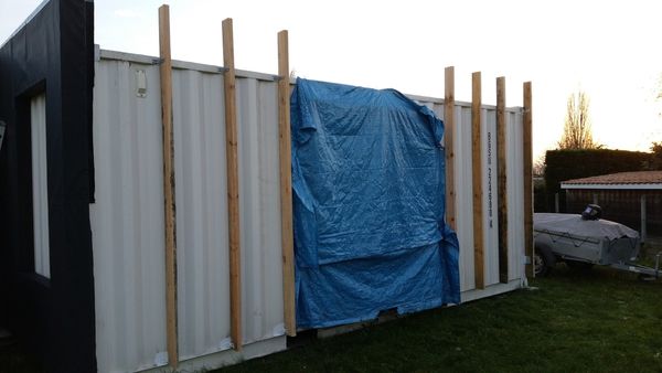 Travaux sur la pose de l'ossature bois sur le container maritime