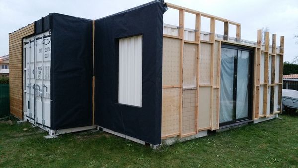 Travaux sur la pose de l'ossature bois sur le container maritime