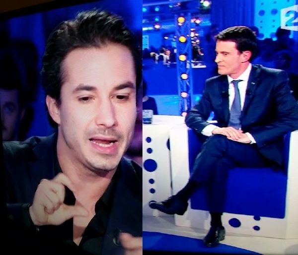 Telle une folle avec les jambes croisées, le premier ministre n'était pas à l'aise devant l'humoriste.