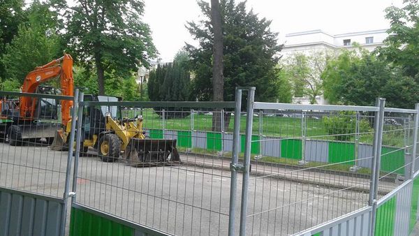 Les grillages ceinturent les pelleteuses aux pieds des immeubles cossus....