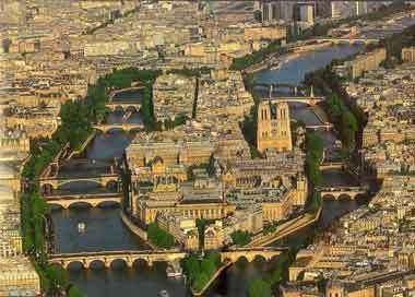 La Seine partage Paris en deux et forme au centre de la ville deux îles, l' Île de la Cité (avec Notre-Dame) et l'Île Saint-Louis. Ces deux îles créent une atmosphère unique et un paysage d'une beauté et d'une harmonie parfaite.