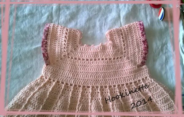 Robe bébé rose au crochet avancée 2