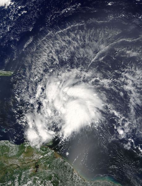 Matthew am 28. September über den kleinen Antillen Quelle:NOAA/NASA Goddard MODIS Rapid Response Team