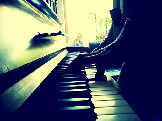 La pianiste et son visiteur
