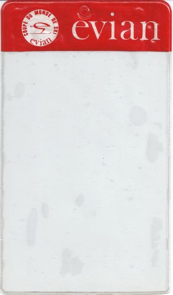 Pochette pour accréditation ou pass pour la coupe du monde de ski dans les années 60-70. Evian était l'un des partenaires de cette coupe du monde.