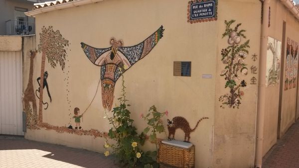 Façade de la rue des bains