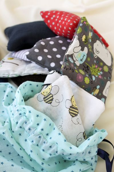 DIY inspiration Montessori : les coussins sensoriels et leur pochon