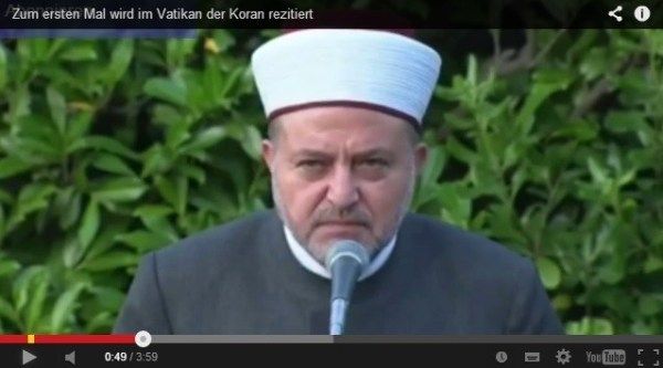 Video: Bergoglio consente all'imam di pregare "per la vittoria sugli infedeli" dentro al vaticano