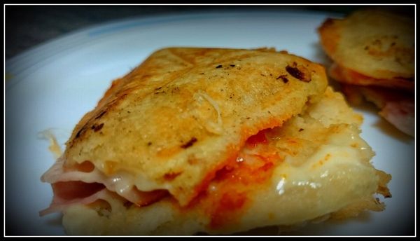 Masa de pizza cocida en la sanwichera