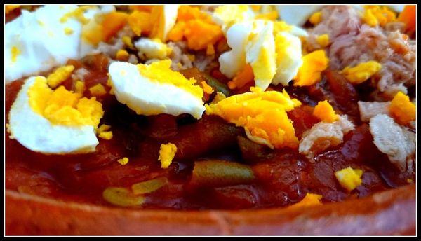 Judías verdes con tomate, huevo y atún