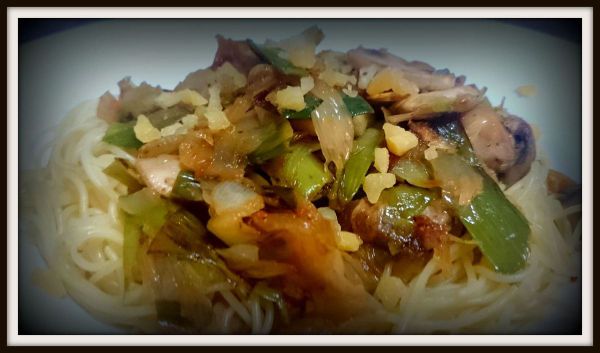 Pasta con ajetes cebolleta y champiñones