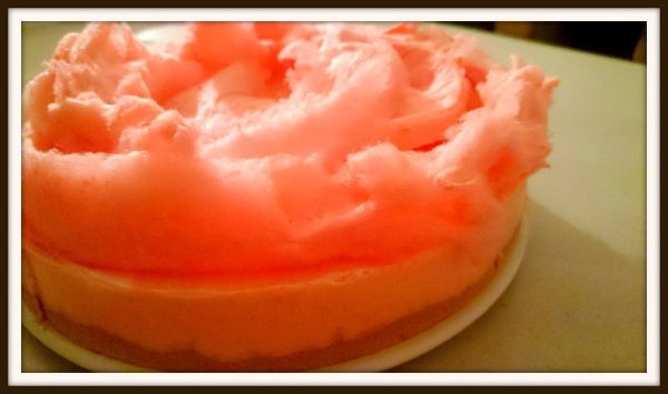 Tarta de algodón de azúcar y chocolate blanco