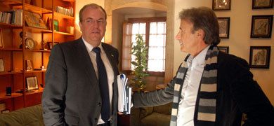 España: Por qué una chica como Olga Maria Henao sale con un "tarra" como Monago - ¿Por amor o por interés? - Contesta Monago - "Debe ser por amor porque interes ponia muy poco" - ja ja ja - Mas sobre el PP S.A.
