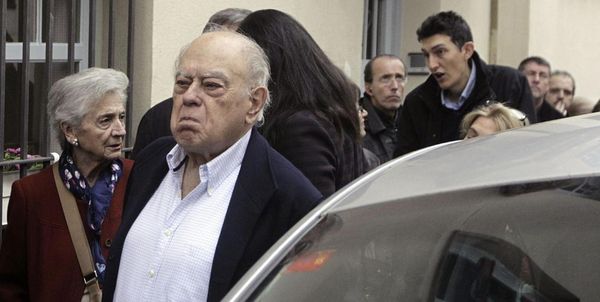 ESPAÑA: Jordi Pujol y Marta Ferrusola, - dos terroristas economico-financieros en la calle - Nunca les veremos entrar en la carcel -, cuentan con la protección, - no solo de jueces y fiscales sino de la casta sucia y mafiosa que nos desgobierna y nos ha saqueado a lo largo y ancho de ésta democracia mostrenca. - Ni democracia ni estado de derecho ni nada que se le aproxime. La filosofia de nuestro sistema está claramente explicada en la trilogia de "El Padrino" y en el video de la boda de la hija de Aznar