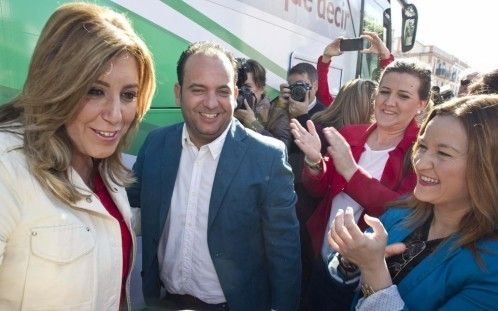Este tipejo es Diego Manuel ademas de socialista chulo acompañado de su jefa "OMAITA"