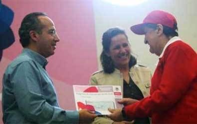 Felipe CAlderón y Margarita Zavala con "Mamá Rosa"