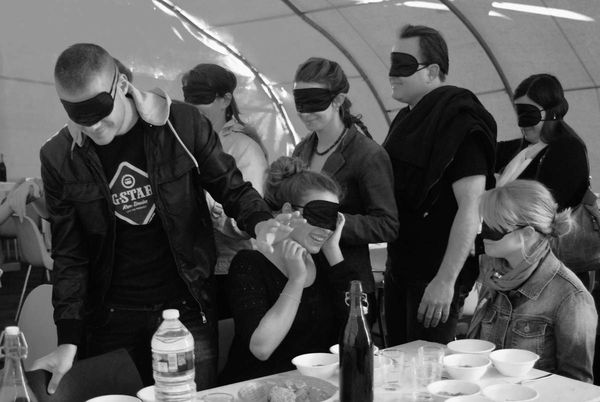 Tentez l'expérience d'un repas dans le noir !