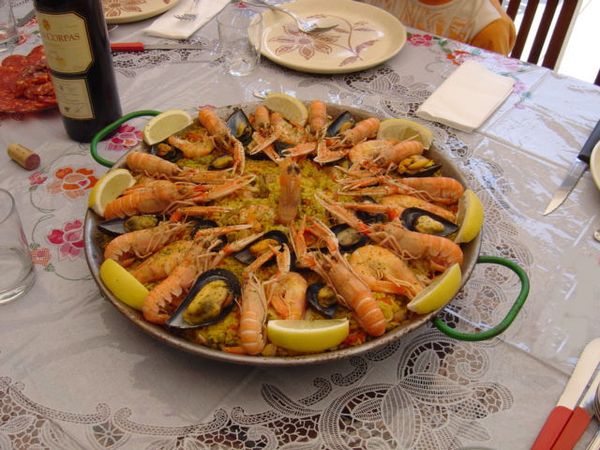 Une paella à la réalisation simplifiée (ingrédients cuits séparément) pour faciliter la recette, la rendre plus accessible aux non initiés. Elle reste néanmoins savoureuse.