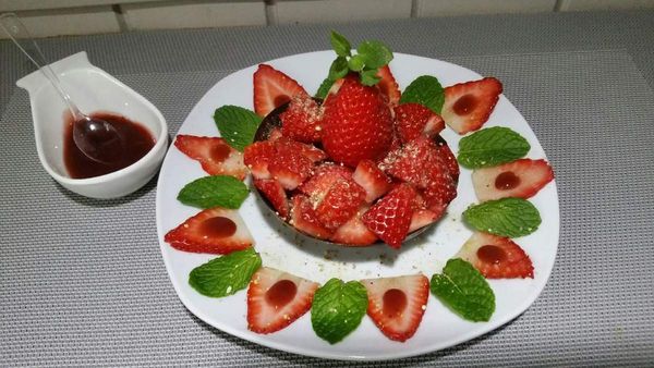 FRAISES EN COUPELLES DE CHOCOLAT COULIS DE FRUITS ROUGES ET ZESTES DE COMBAWA