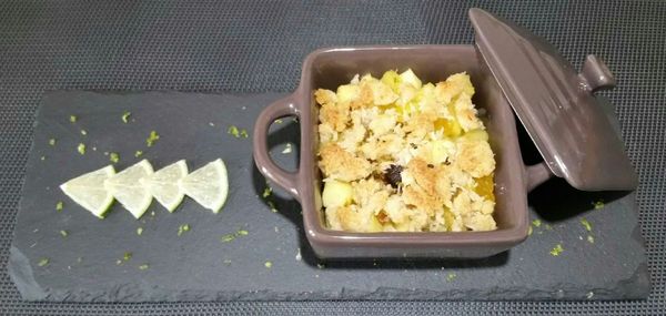 CRUMBLE D'ANANAS-POMME-RAISINS AU RHUM NOIX DE COCO ET CITRON VERT