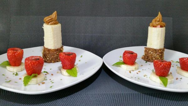 Dessert en étincelles de bananes-fraises