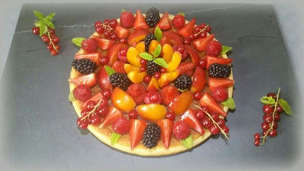 tarte feuilletée abricots-fruits rouges à la crème d'amandes